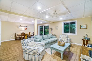 TV, fireplace, DVD player - Adorable home with private balcony & wraparound deck (Frankfort)