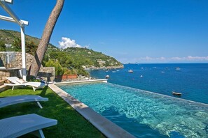 Una piscina con borde infinito