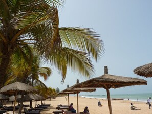 Plage, chaises longues, serviettes de plage