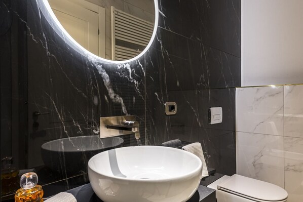Regadera, secadora de cabello, bidet 