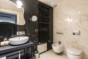 Dusche, Haartrockner, Bidet