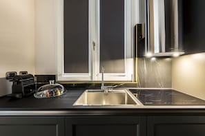 Kühlschrank, Mikrowelle, Kochgeschirr/Geschirr/Besteck