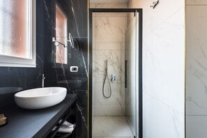 Bruser, hårtørrer, bidet
