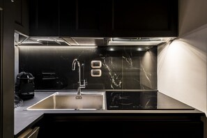 Kjøleskap, mikrobølgeovn, kaffetrakter/tekoker og kjøkkenutstyr