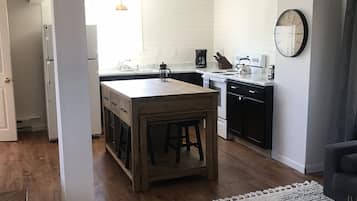 Micro-ondes, cafetiĂšre/bouilloire