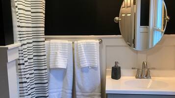 SĂšche-cheveux, serviettes fournies