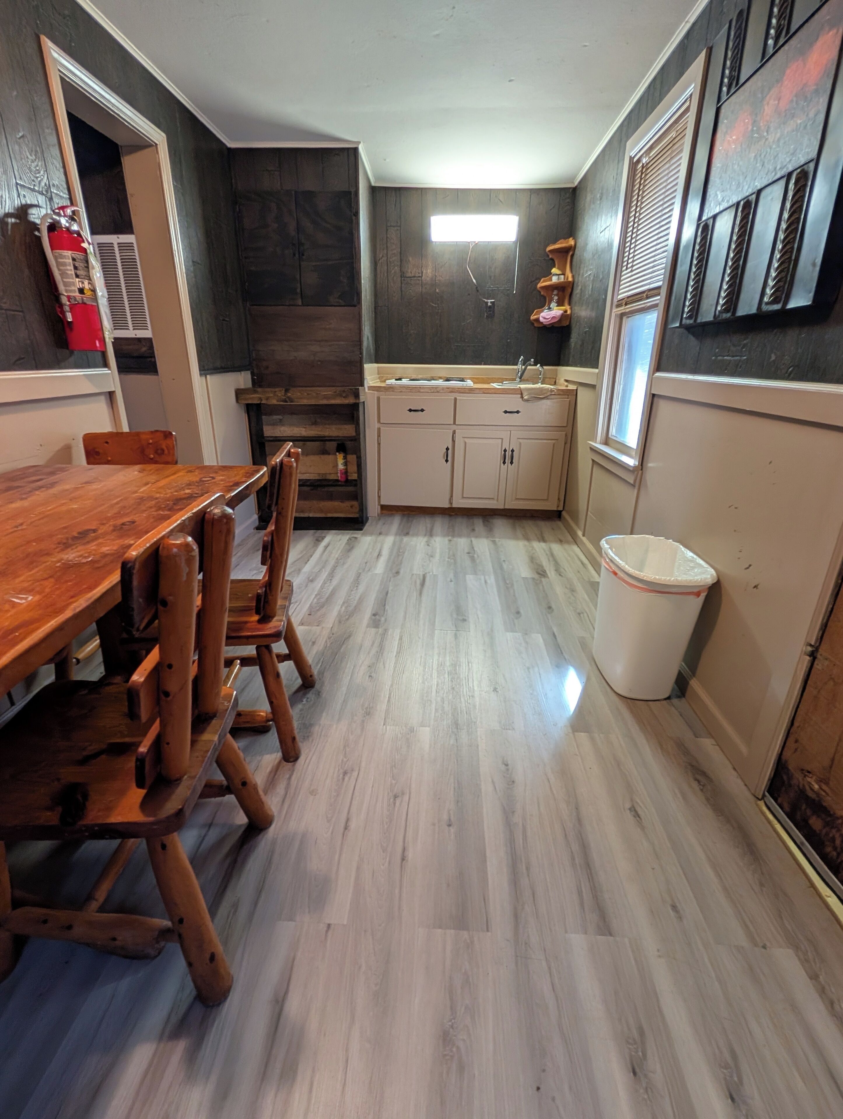 Full-size fridge, microwave, oven, stovetop