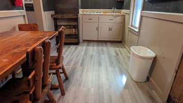Full-size fridge, microwave, oven, stovetop