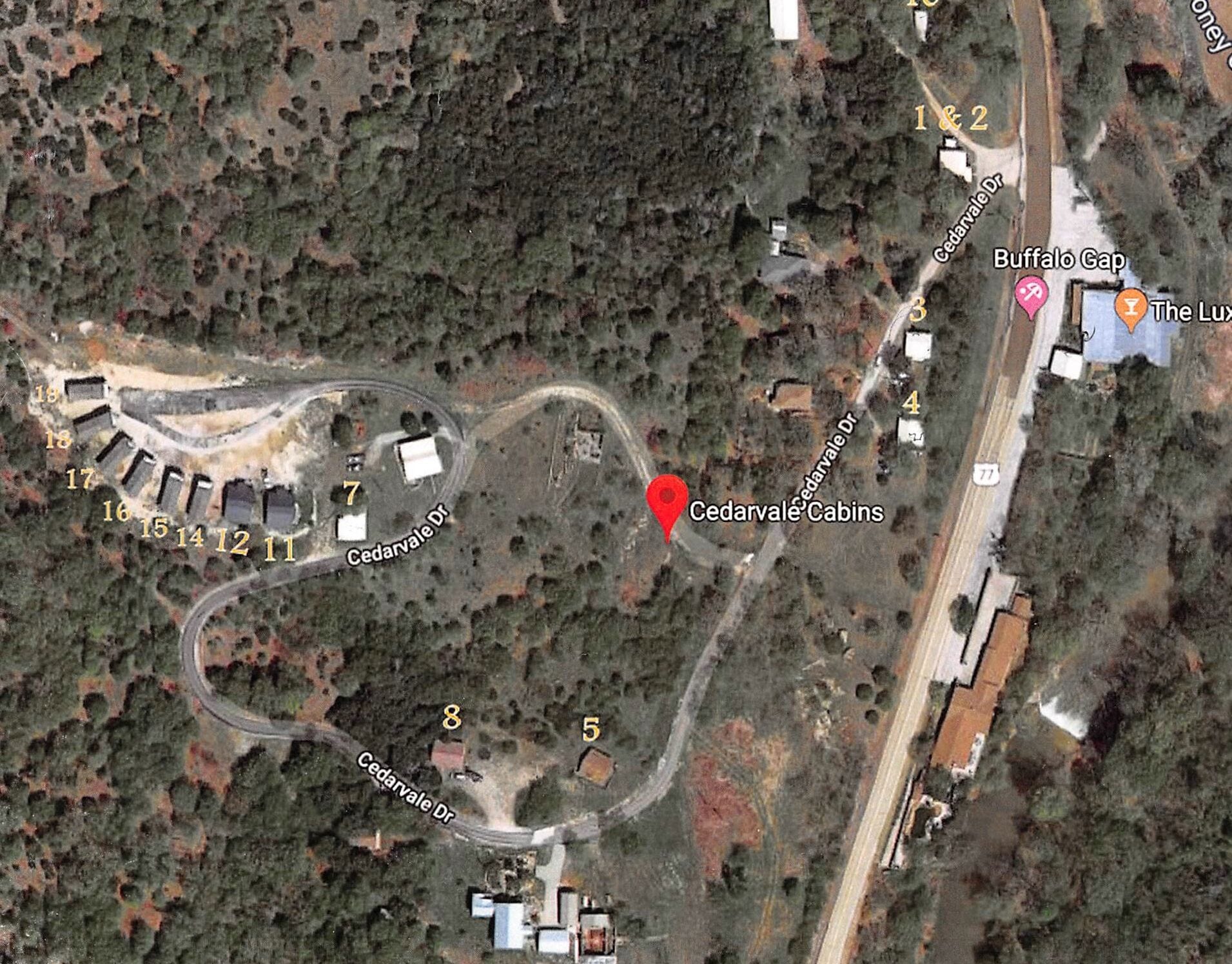 Una vista satellitare di Cedarvale Dr. con edifici numerati, una strada tortuosa e un segnaposto rosso che indica Cedarvale Cabins.