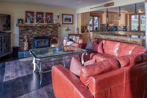 Smart TV, lareira, DVD player, pebolim