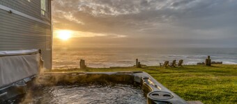 Découvrez les vagues déferlantes, la brume marine et les baleines à Pelicans Landing à Depoe Bay