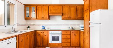 Een koelkast, een magnetron, een oven, een kookplaat