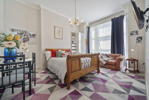 1 bedroom, iron/ironing board, WiFi, bed sheets - Elegant Modern Studio in the Heart of Ealing (London)