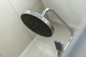 Bathroom shower - Elegant Modern Studio in the Heart of Ealing (London)