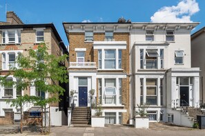 Exterior - Elegant Modern Studio in the Heart of Ealing (London)