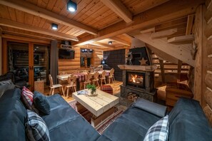 Cabaña (Domek 2) | Sala de estar | Televisión de pantalla plana y chimenea 