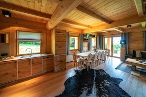 Cabin (Domek 5) | Living area | Flat-screen TV, fireplace