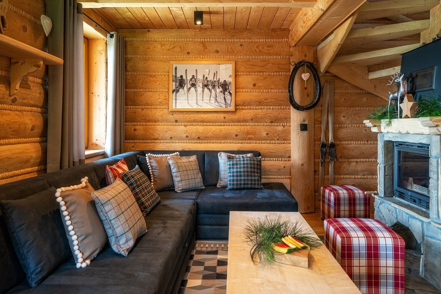 Cabin (Domek 1) | Living room | Flat-screen TV, fireplace