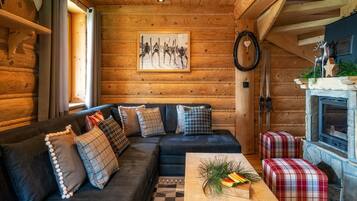 Cabin (Domek 1) | Living room | Flat-screen TV, fireplace