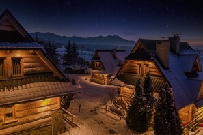 Vista frontal de la propiedad por la tarde o noche