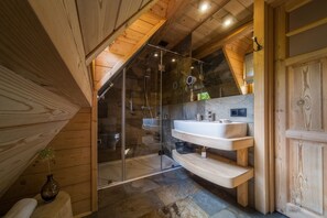 Cabaña (Domek  5) | Baño | Regadera, secadora de cabello, pantuflas, bidet 