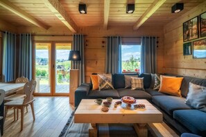 Cabin (Domek  6) | Khu phòng khách | TV màn hình phẳng, lò sưởi 