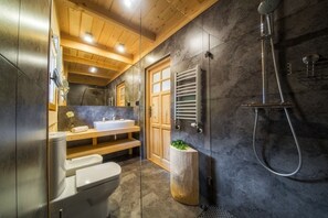 Huisje (Domek  4) | Badkamer | Een douche, een haardroger, pantoffels, een bidet