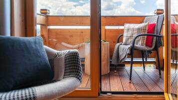 Cabin (Domek 5) | Living area | Flat-screen TV, fireplace