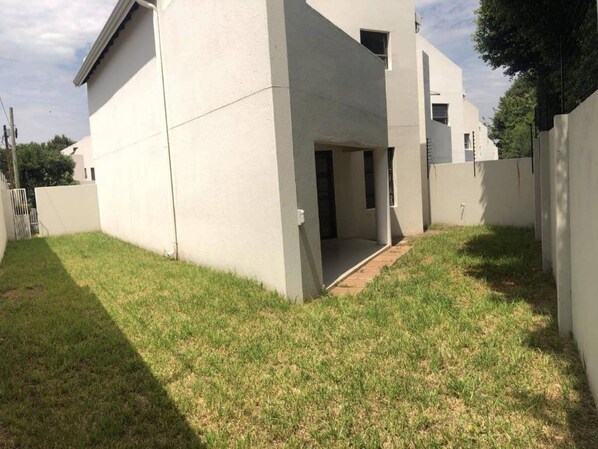 Exterior - 3 Bedroom Townhouse To Rent In Bryanston (Bryanston Ext 8)