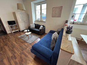 TV, books - Rheingold vacation apartment - your retreat in Koblenz! (Ehrenbreitstein)