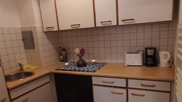 Fridge, oven, stovetop, coffee/tea maker