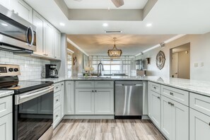 冷蔵庫、電子レンジ、オーブン、コンロ