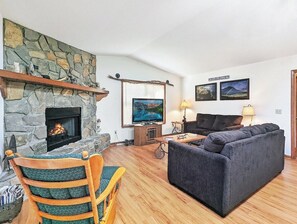 TV, fireplace - Rainbow Mountain Retreat - Maggie Valley , pet friendly, hot tub, walkable (Maggie Valley)