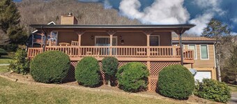 Rainbow Mountain Retreat - Maggie Valley , pet friendly, hot tub, walkable