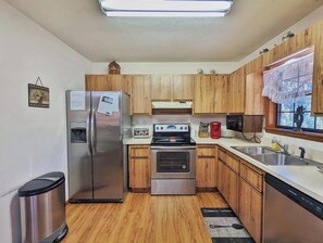 Fridge, microwave, oven, stovetop - Rainbow Mountain Retreat - Maggie Valley , pet friendly, hot tub, walkable (Maggie Valley)