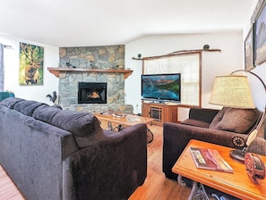 TV, fireplace - Rainbow Mountain Retreat - Maggie Valley , pet friendly, hot tub, walkable (Maggie Valley)