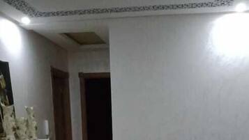 Lejlighed | Stue | 32-tommers plasma-tv med kabelkanaler, tv