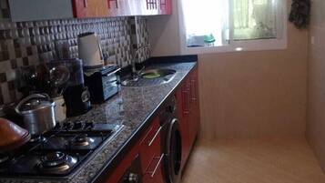 Lejlighed | Privat køkken | Køleskab/fryser i fuld størrelse, kogeplade, elkedel