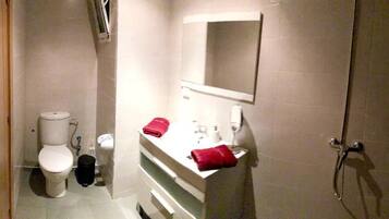 Lejlighed | Badeværelse | Bruser, brusehoved med spredningseffekt, håndklæder