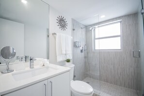 Shower, rainfall showerhead, hair dryer, towels - The Elmar Boutique Hotel (Lauderdale-by-the-Sea)