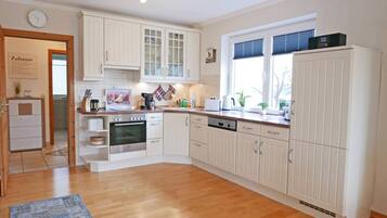 Kühlschrank, Mikrowelle, Ofen, Geschirrspüler