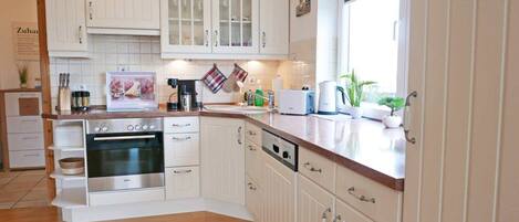 Frigorífico, microondas, horno y lavavajillas