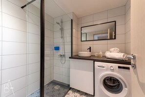 Regadera, amenidades de baño gratuitas, secadora de cabello, toallas 