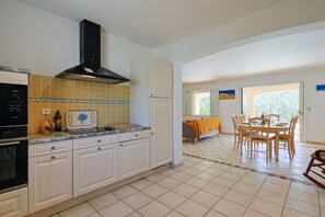 Fridge, microwave, oven, stovetop - Fab holiday home with pool for 8 persons close to golf clubs in Saint-Raphael (Saint Raphael)