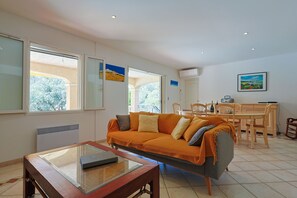 TV - Fab holiday home with pool for 8 persons close to golf clubs in Saint-Raphael (Saint Raphael)