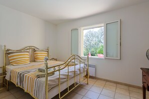 4 bedrooms, free WiFi, bed sheets - Fab holiday home with pool for 8 persons close to golf clubs in Saint-Raphael (Saint Raphael)