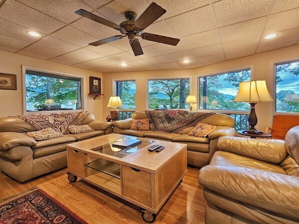TV, fireplace