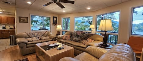 Een televisie en een open haard