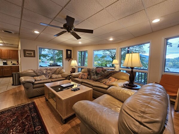 Televisión y chimenea 