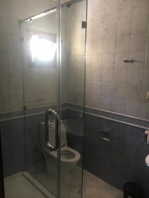 Ducha, cabezal de ducha tipo lluvia, toallas